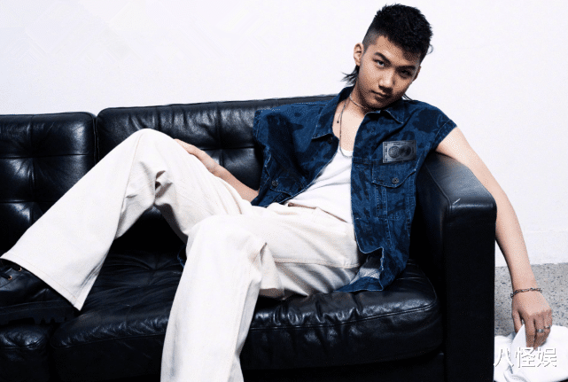 胡军|胡军携妻儿参加婚礼,14岁康康身高超185,身姿挺拔好帅气