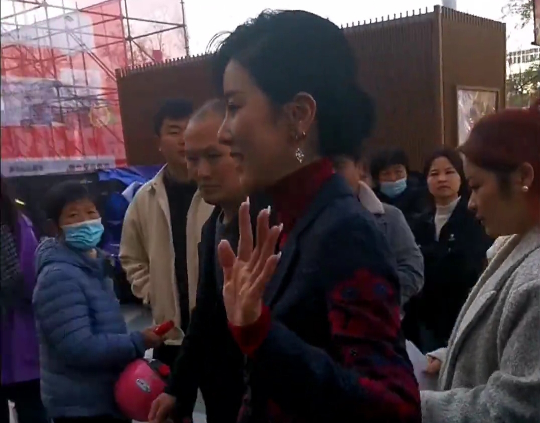 离开央视后，李思思现身小城市接商演，出场费40万，为她感到可惜