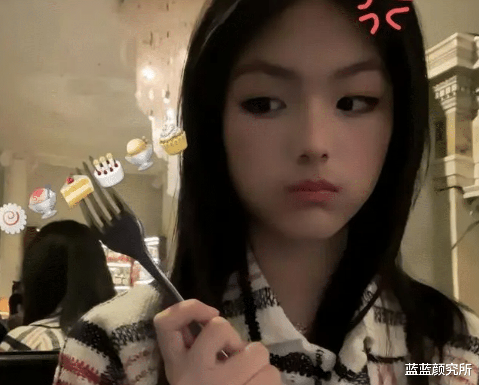 王诗龄|王诗龄晒出大餐,近照P到变形不自然,四万手提包疑炫富