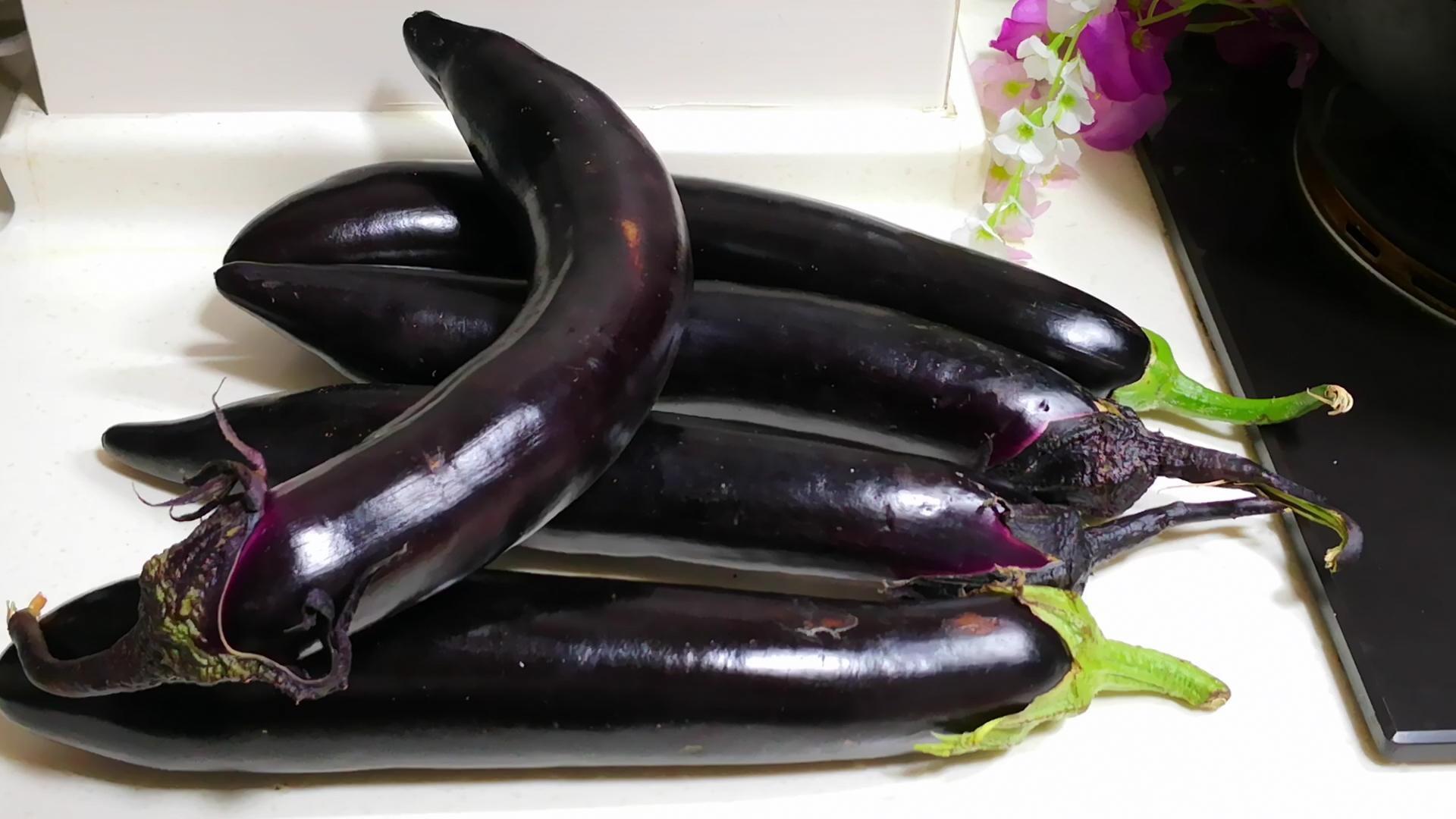 茄子|买茄子，选直的还是弯的？老菜农：差距不小，学会再买不花冤枉钱