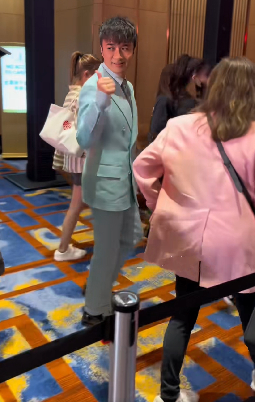 古巨基来内地工作,55岁妻子打扮朴素像助理如影随形,颜值惹争议