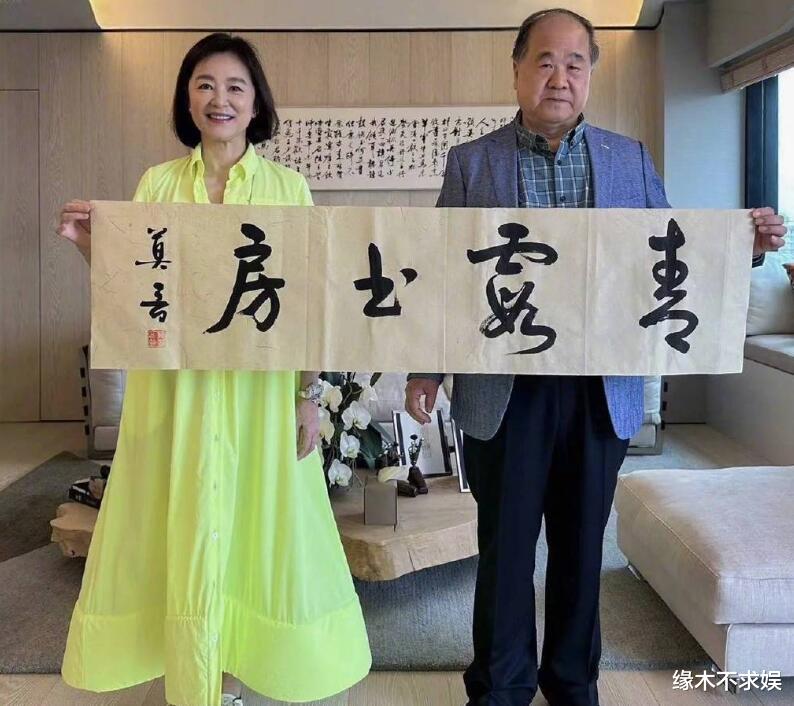 梦中的那片海|68岁林青霞看京剧,和大师交头接耳显亲密,两位友人都戴千万翡翠