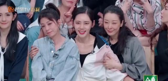 合照占C位，聚餐不露面，秋瓷炫淘汰之后，谢娜就像变了一个人