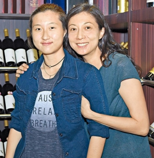 成龙|成龙吴绮莉复合？手戴钻戒疑定居杭州，男方曾在杭州买豪宅引争议！