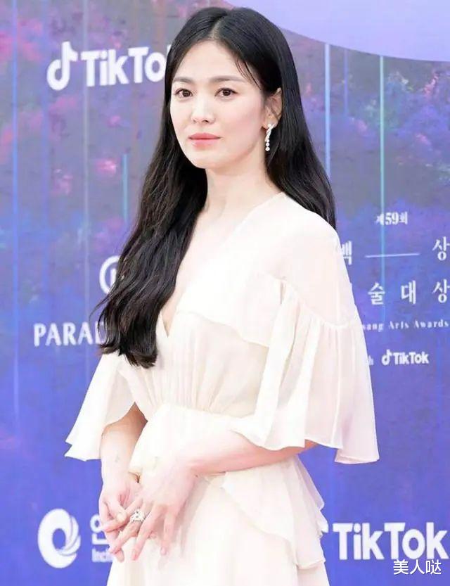 赵露思 宋慧乔的天然脸太抗打，41岁穿雪纺裙美似仙女，生图竟比精修还要美