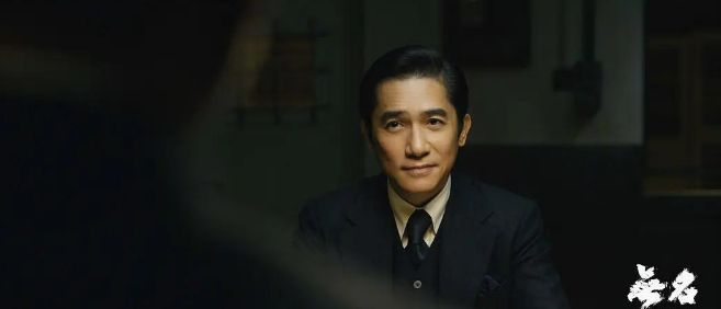 事实证明，久居日本61岁的梁朝伟，已经走上了另一条大道！