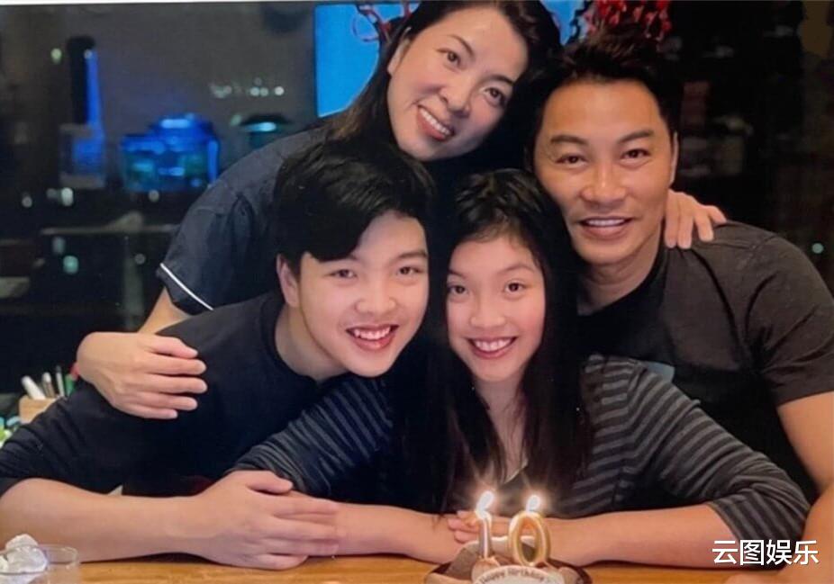 香港小姐|53岁知名港姐现身广西农村,戴草帽蹲地摘菜,打扮朴素难掩气质