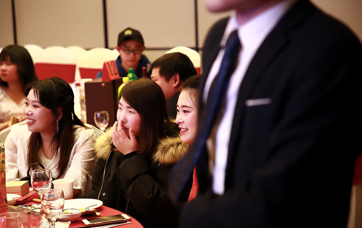 公司组织年会，老板让员工吐槽自己，00后新人一句话把老板说急了