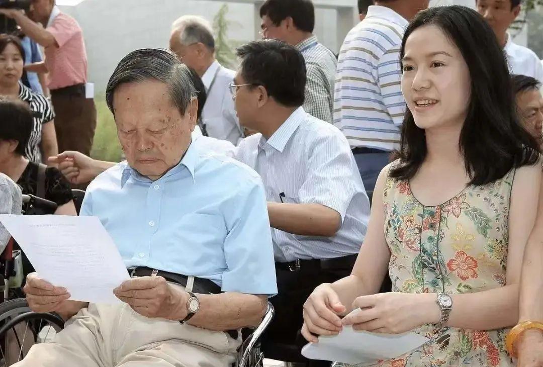 翁帆|101岁杨振宁状态堪忧？翁帆已准备好退路：冻9颗卵子改嫁后仍可孕育