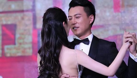 宋轶为了出名也是拼了,出席活动穿“肚兜”,靳东:我手该放哪里