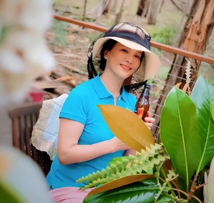 刘亦菲|刘亦菲母亲刘晓莉:身材傲人至今单身,五官比女儿还精致