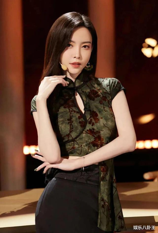 于文文舞台裤装引争议,像紧身瑜伽裤,网友:公众场合太露骨了吧