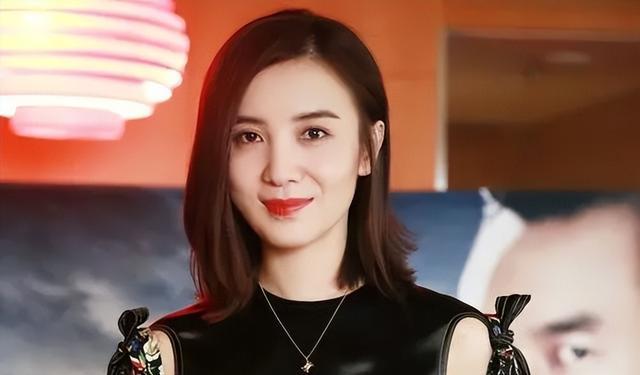 宋佳:靠“吊带”上位,与已婚名导同居,43岁的她活得又酷又飒