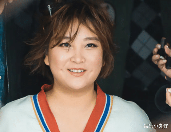 贾玲狂揽54亿,被曝生子后首现身,暴瘦48斤身穿黑裙重返颜值巅峰