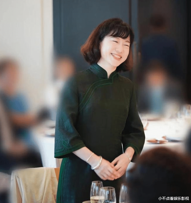 47岁翁帆终于自由!独自一人出国聚会笑容甜美,101岁杨振宁终于放手