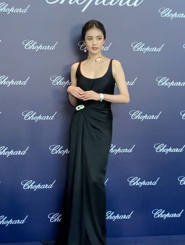 GQ红毯:杨幂法令纹深,baby金发芭比,李沁脸歪翻车,白鹿体态佳