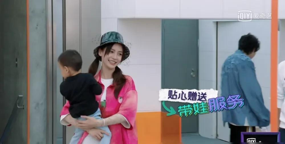 黄晓明|黄晓明和叶珂公园玩滑板,疑似好事将近,网友评价叶珂颜值不如杨颖