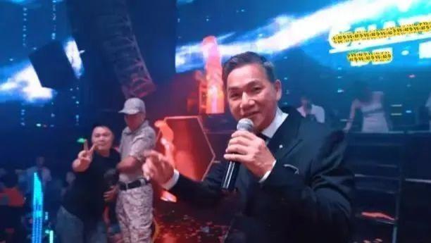 过气港星内地疯狂捞金，曾是TVB御用奸人，妻女在国外坐千万名车