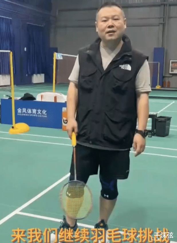 岳云鹏|岳云鹏私生子风波后露面，两鬓斑白疑似秃顶，身形消瘦腿细如筷子