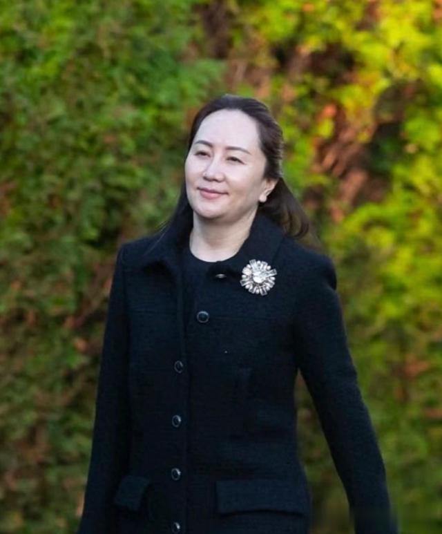 女人过了50岁,发不烫不染、不穿金戴银更优雅!看孟晚舟就知道了