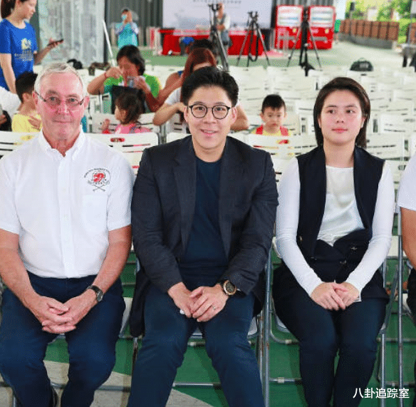 霍启刚携子祭拜霍英东，10岁Lawrence眉头紧锁似不耐，未带郭晶晶