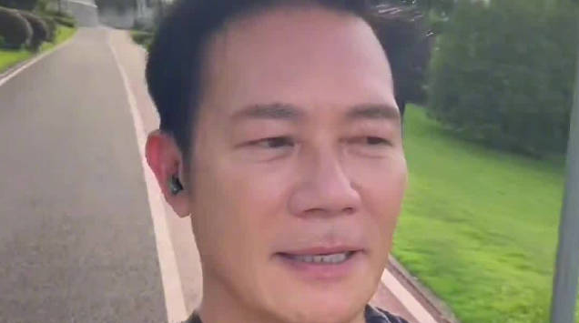 60岁香港影帝游重庆,蹲路边吃小面辣得满脸大汗,吃完还喊爽