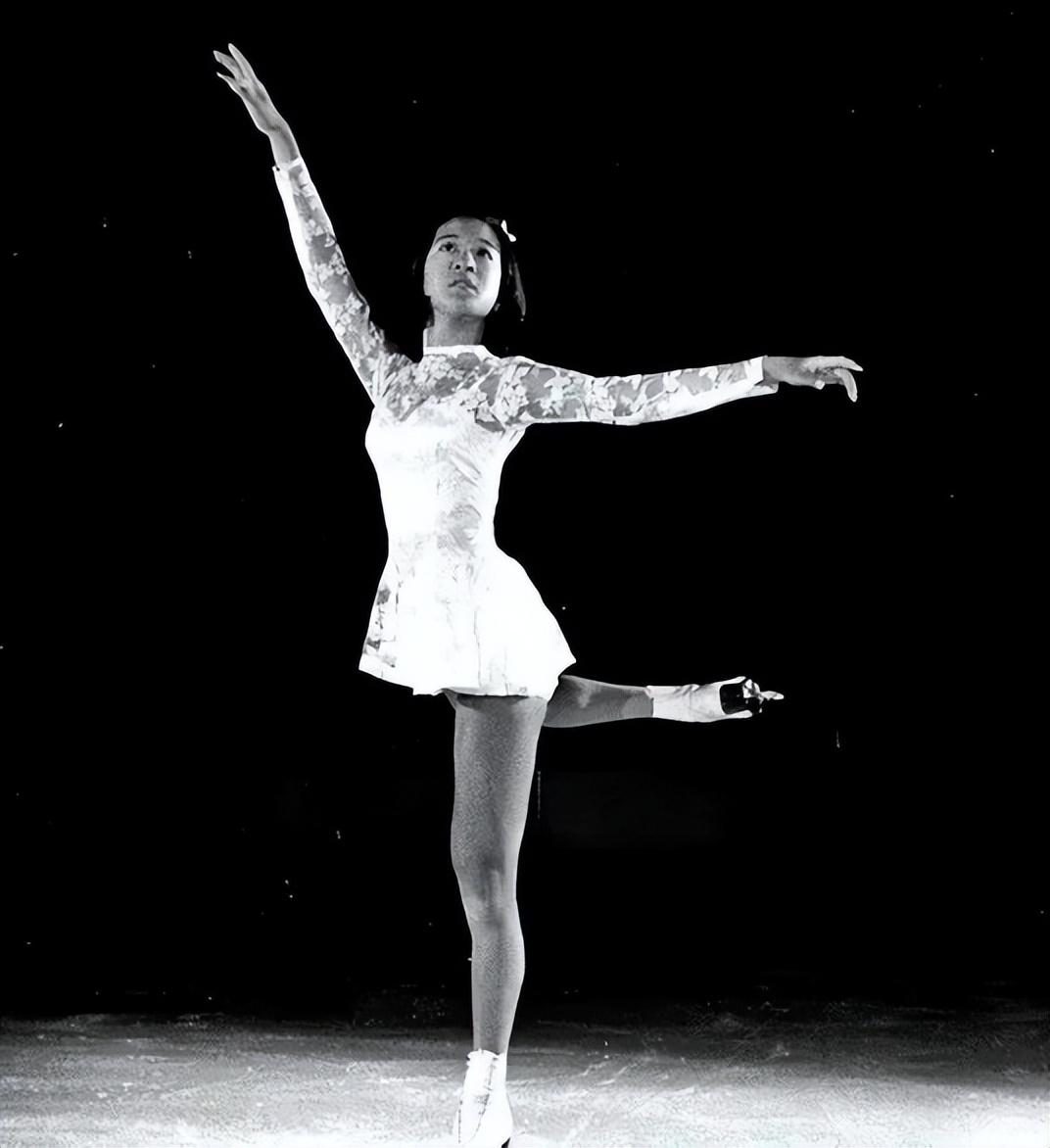 花滑|王薇薇:73岁皮不松肉不垮,背影如少女,家世显赫身边小鲜肉不断