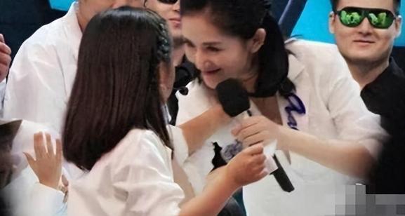 究竟是谁在喜欢她？多次被抵制又复出，背后靠山浮出水面