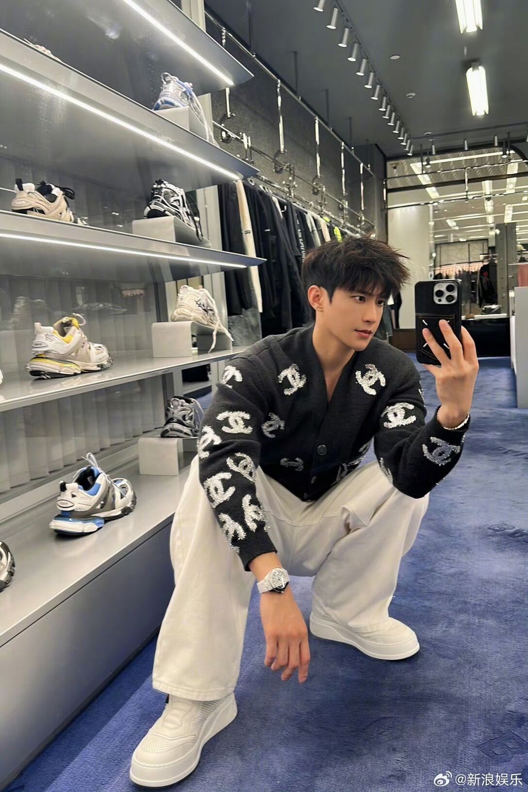 吴楚一直播自爆陈牧驰在车上主动亲他