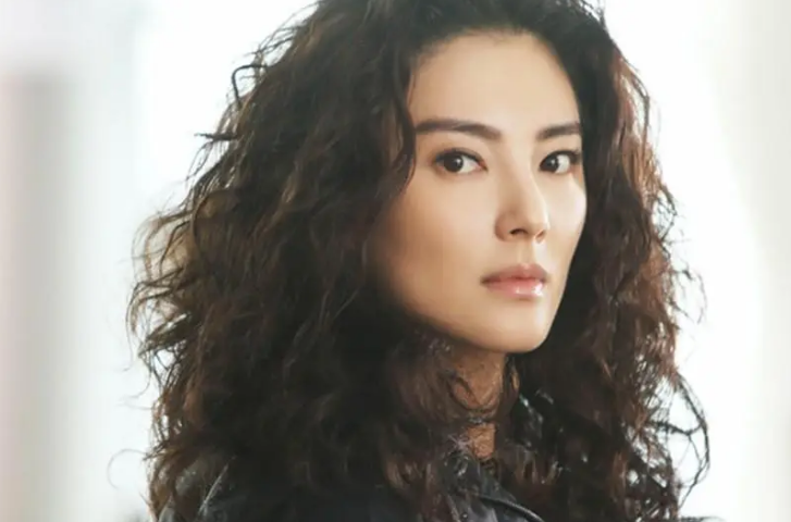 一张假脸毁掉整部剧!这三位女演员,顶着馒头脸演职场剧,不尴么