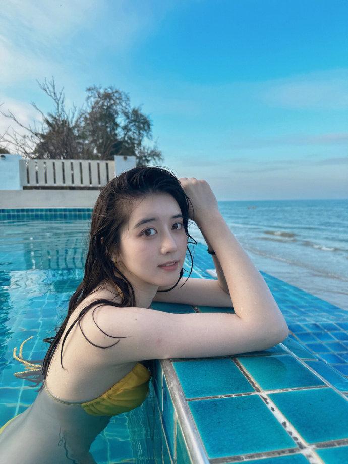 张颂文|张颂文外籍师妹李凯馨海边写真，黄色泳衣苗条身材，展现清纯气质