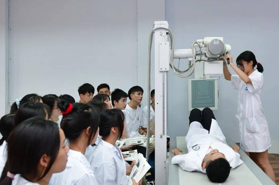 适合女生学的医学类专业,工作没有那么辛苦,薪资待遇却很不错