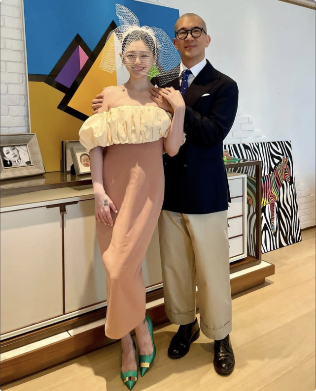 汪小菲紧搂S妈为女儿庆生,小玥儿气质像大S,儿子超拘谨显陌生