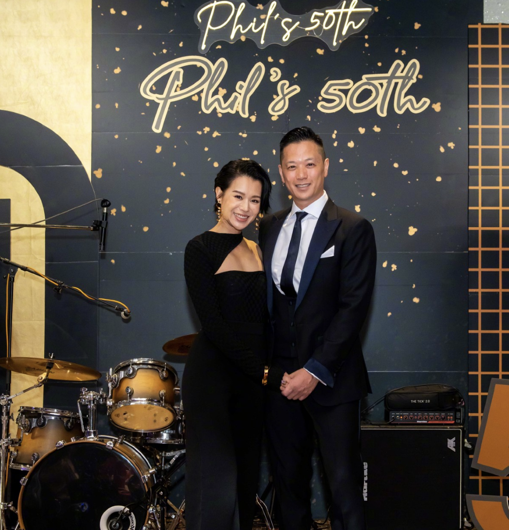 胡杏儿晒全家福为次子庆生,4岁Ryan徒手抓蛇超勇敢,郑嘉颖妻儿现身