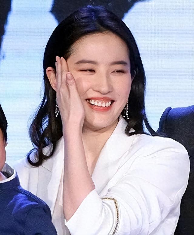 嘴唇厚、小鸡嘴，地包天，这8位女星看似貌美如花，实则奇怪