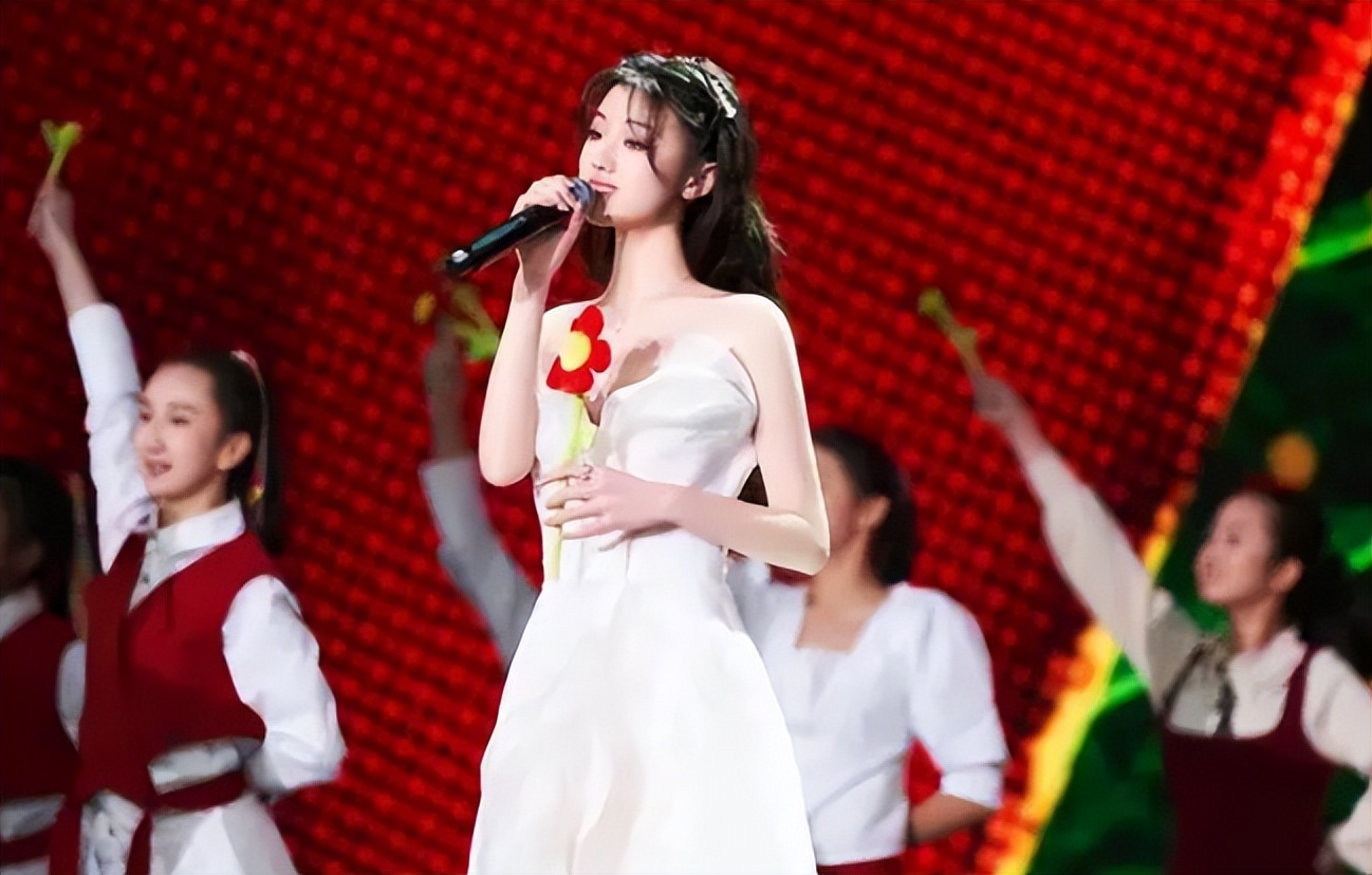 单依纯|知情人曝单依纯夺冠内幕,被老师推荐而来。系好声音“空降兵”