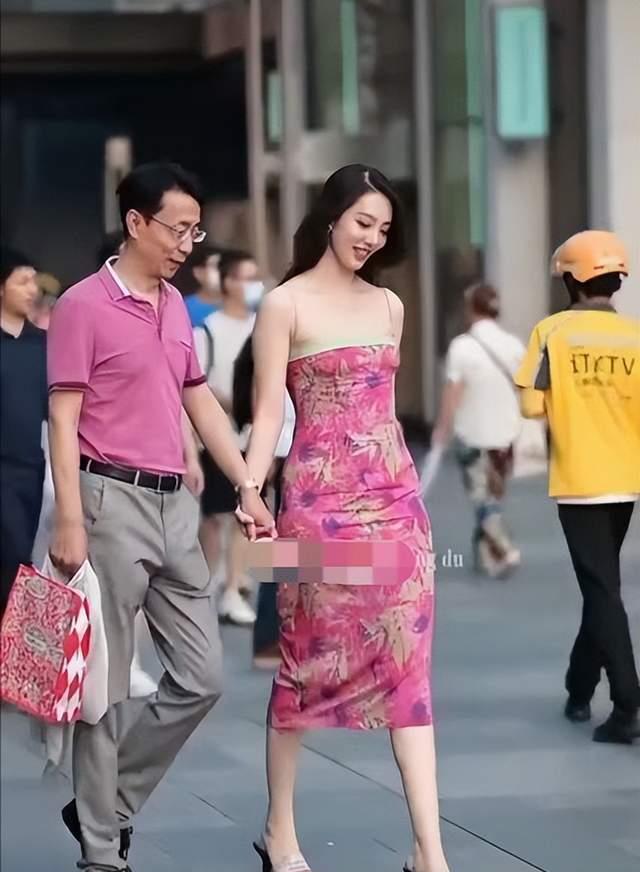 董小姐|曝中石油董事带美女逛街被拍,女主私密照被扒,身材火辣性感