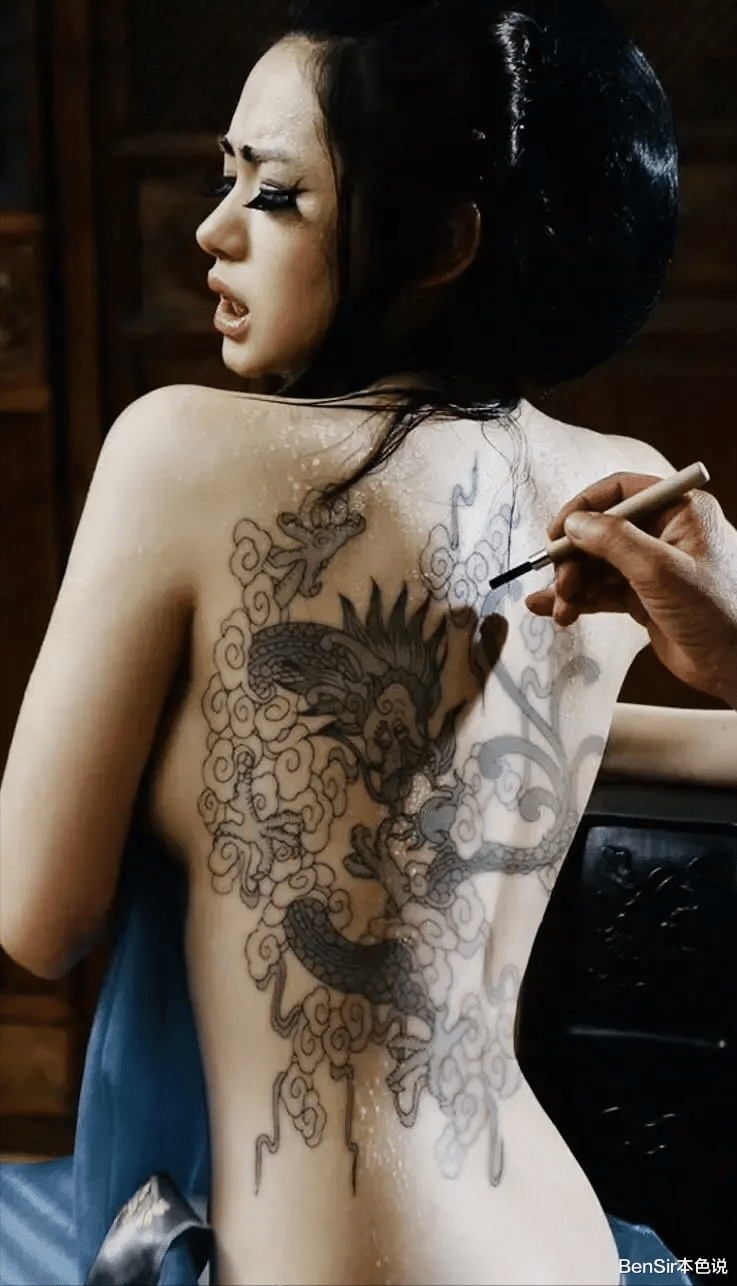 戚薇|看到戚薇背上的霸气纹身，我终于明白为什么李承铉“妈味十足”