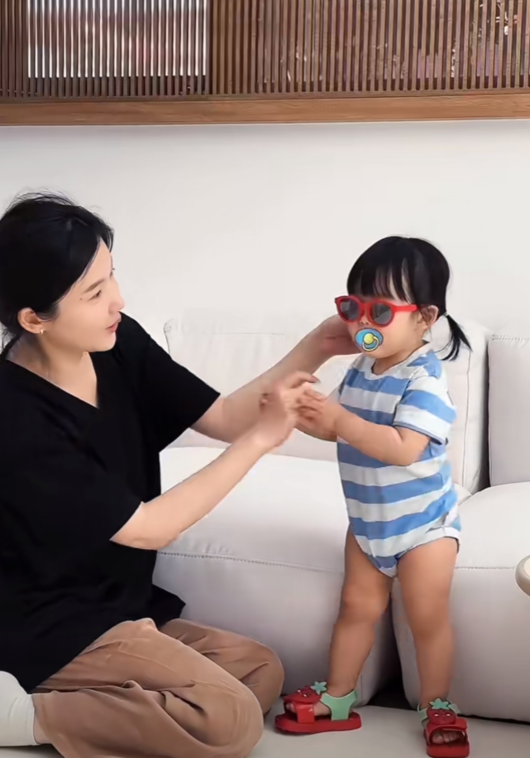 杨子姗罕晒全家福，带1岁女儿度假梳同款发型，坦言还想生二胎