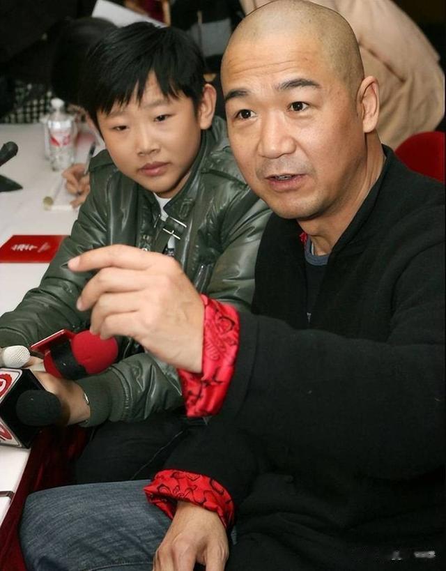 侯祥：9岁停止发育，出道18年只能演小孩，和妻子同框被嘲像母子