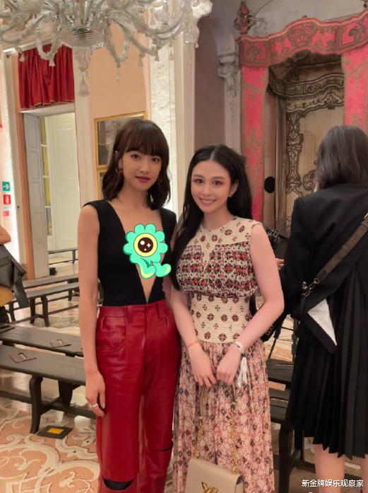 宋茜|宋茜与邱淑贞女儿沈月同框，黑色深V上衣太敢穿，酷辣风稳赢名媛