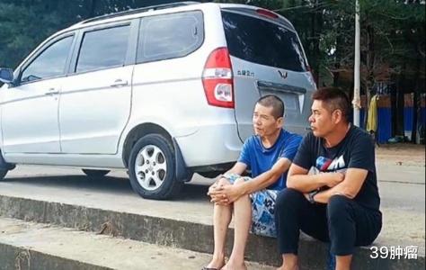 两位癌症患者，1个在医院倾尽所有，1个选择游山玩水，谁做得对