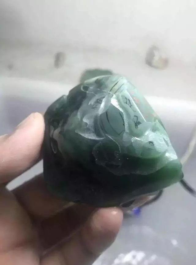 雕刻|绵重裂多的原石经大师神来之手，盘出来的货让人垂涎欲滴！