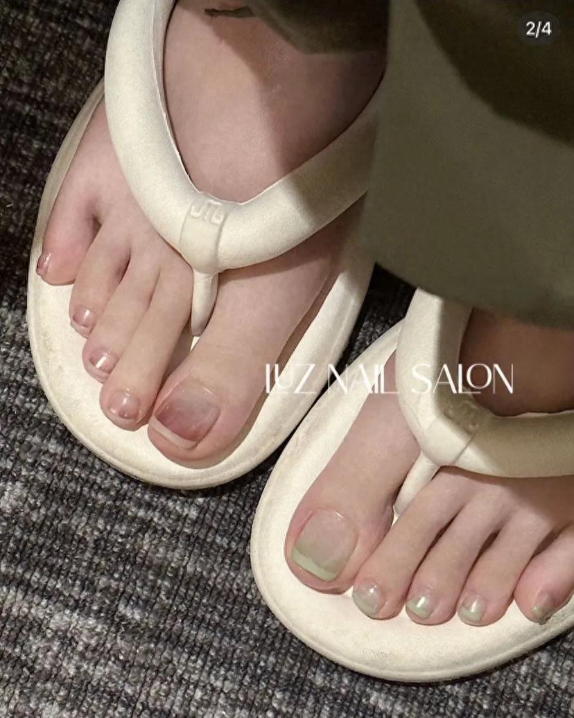 杨颖脚趾甲过长被嘲后,赵丽颖没穿鞋拍照,脚部处理却被赞接地气!