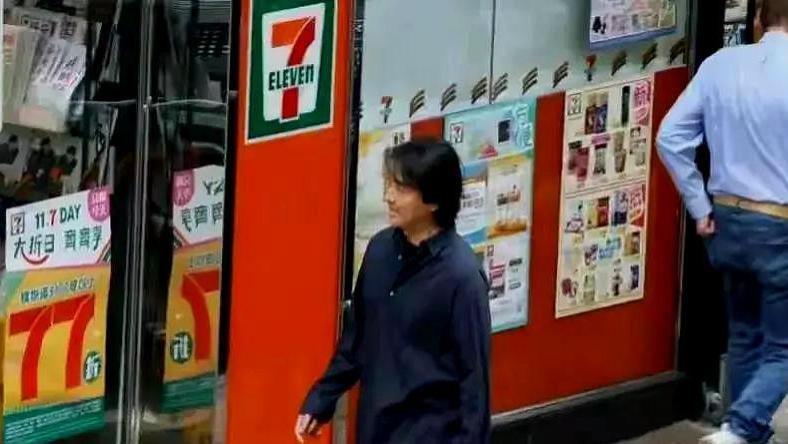 56岁郑伊健复出拍摄穿搭尽显老态风范，片场疑似和导演起分歧