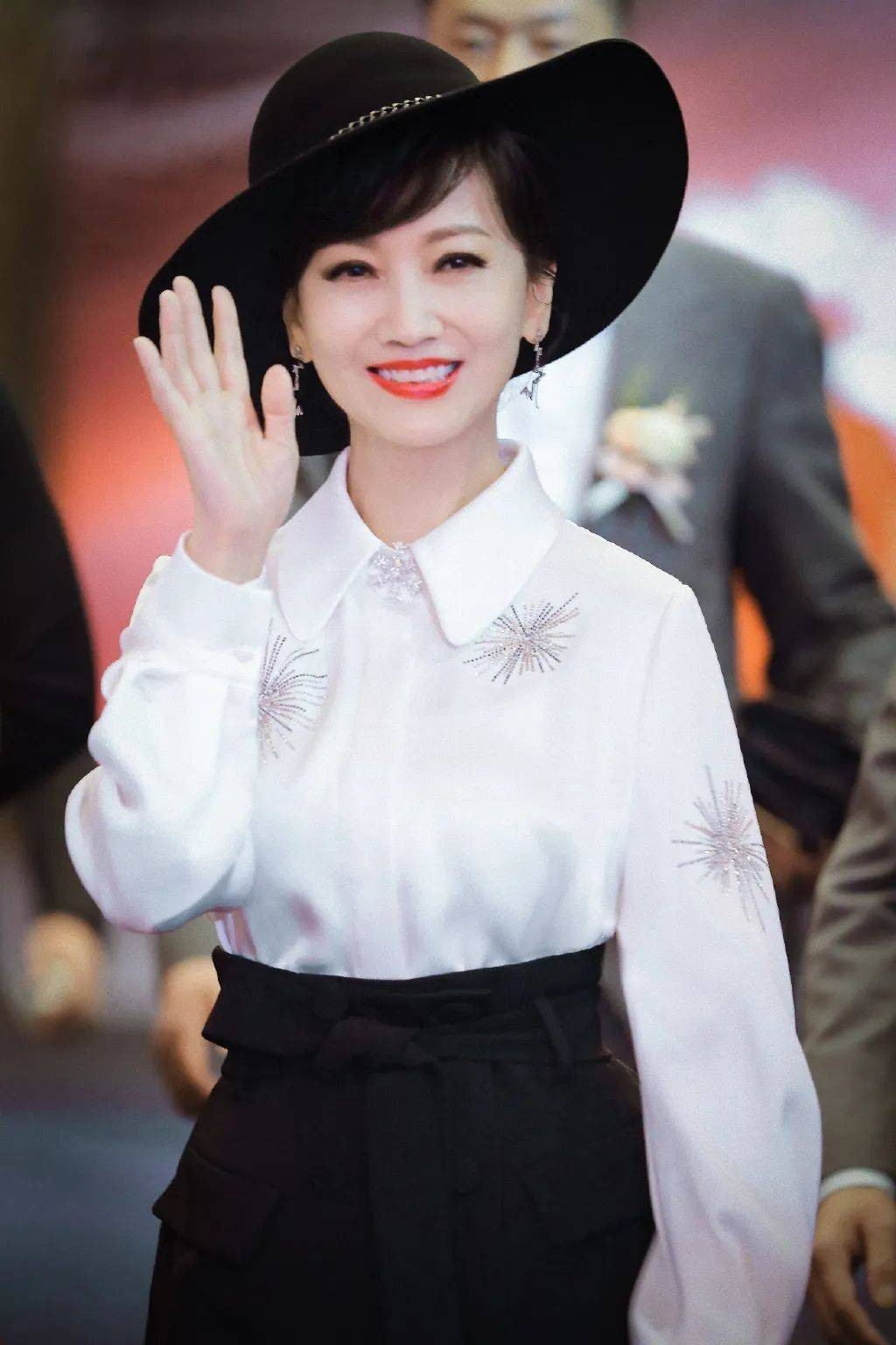 看看69岁赵雅芝,再看看60岁的叶童,自然老去和医美老去的差距一目了然