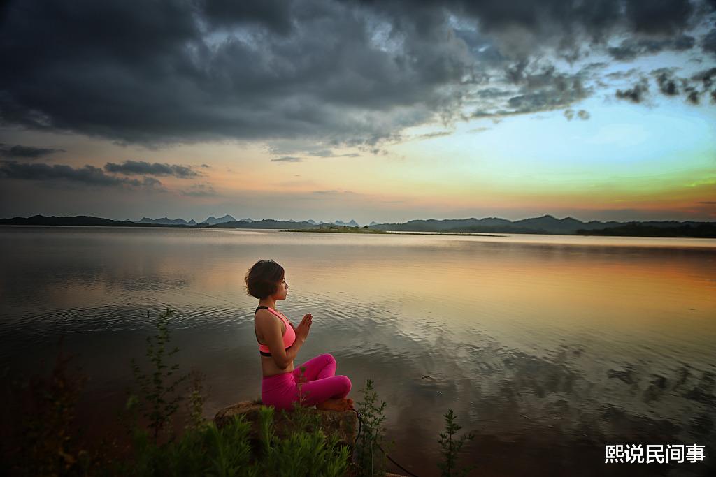 68岁大妈身材像18岁少女：坚持练瑜伽，一周5小时就能练成如此身材？