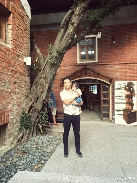 汪小菲晒孩子又遭炮轰!即使打码,网友仍然看出了玥儿的生活现状