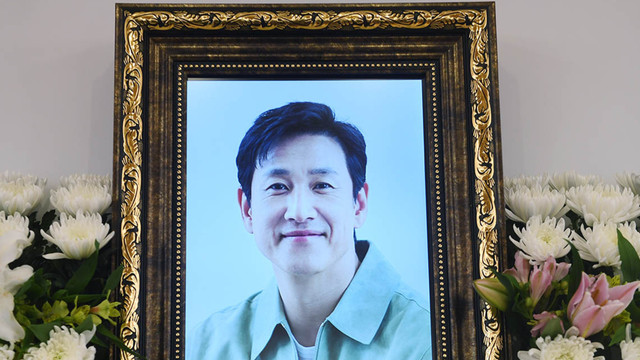 李善均出殡现场曝光，儿子手捧遗照，娇妻全慧珍掩面痛哭收拾残局