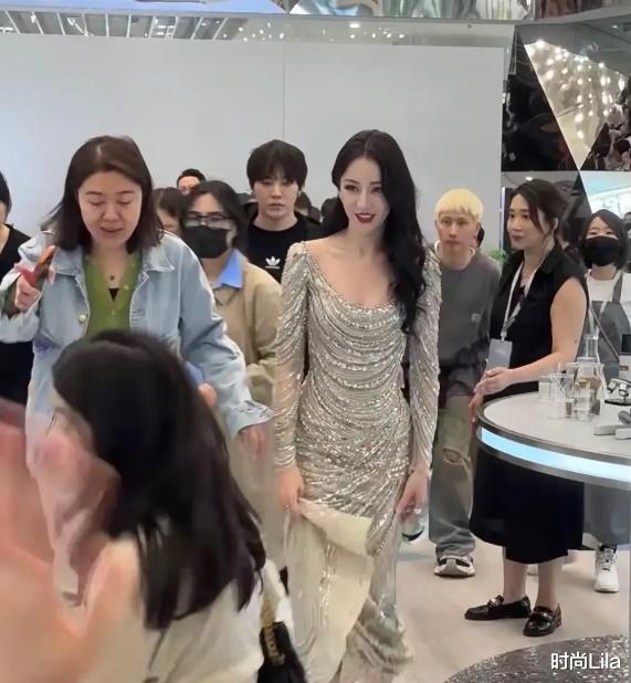 热巴上海静安大悦城,金色战裙再次出征,西域脸、东方身材赢麻了